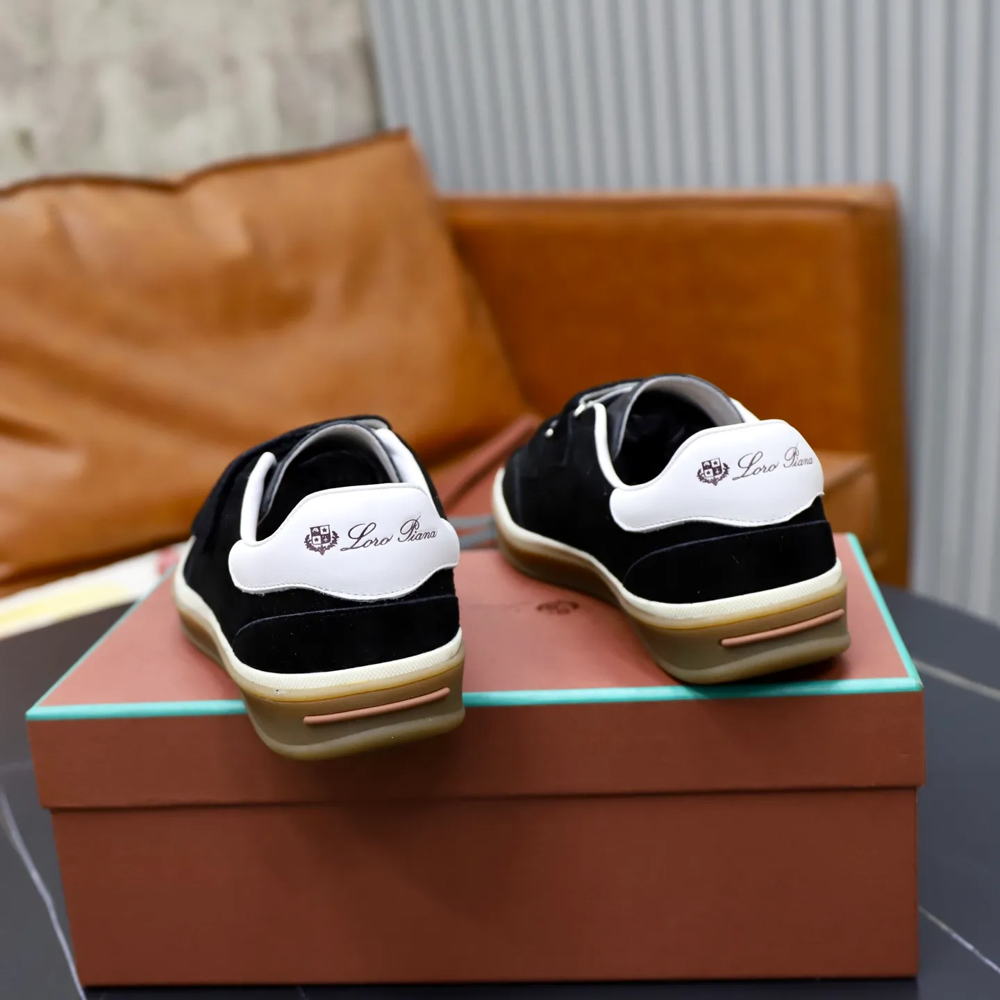 Ex-factory price: 560💰Loro Riana men’s moral training sneakers! Made from high-quality materials and designed in a low-cut silhouette, it offers an elegant and stylish look that's suitable for year-round wear. The unique double-layer sole aesthetic design, caramel cup-shaped outsole is decorated with off-white rubber trim, creating an attractive color combination. Pair with tailored pieces or jeans for a sophisticated yet casual look. The heel is decorated with soft cow leather tongue with Kummel color inserts and cotton laces with embossed LP logo. Upper: cow split suede stitching knitted fabric. Lining: original thickened soft sheepskin. Size: 38-39-40-41-42-43-44 (customized in 45.46)